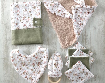 Coffret naissance kaki et rose, lin et double gaze fleuri, doudou oreilles lapin, lingettes, bavoir bandana, protège carnet de santé