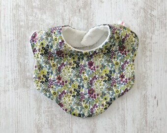 Bavoir forme fleur en coton soyeux type liberty imprimé fleurs vert jaune violet,cadeau naissance