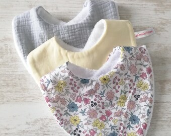 Bavoirs bébé bandana,  coton fleuri et uni jaune,  gris, cadeau naissance, vendus à l'unité