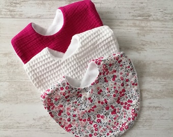 Bavoirs bébé coton double gaze fuschia, coton baies rouges, nid d'abeille blanc  0/24 mois,  cadeau naissance, vendus à l'unité