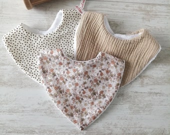 Bavoirs bandana bébé  coton type liberty caramel, double gaze crème, motif étoiles, cadeau naissance, vendus à l'unité