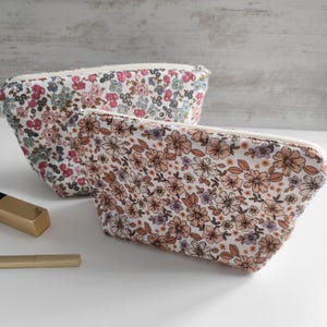 Trousse maquillage double gaze bio fleurie avec intérieur imperméable /pochette zippée rembourrée 20 x 13 x 8 cm