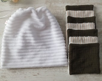 Semainier de lingettes  en coton et double gaze kaki et un pochon minky rayé blanc, vendus séparément