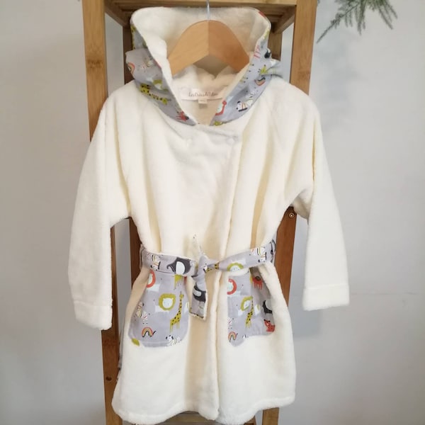 Peignoir enfant 3 ans fait main en bambou beige, poches et capuche