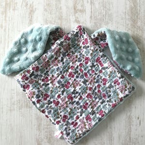 Doudou plat oreilles lapin en  double gaze bio imprimé floral fond blanc et minky bleu vert, cadeau naissance personnalisable
