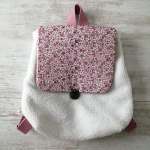 Sac à dos sherpa doublé, personnalisable, rabat  type liberty motif fleuri violet et lilas, maternelle, nounou, crèche