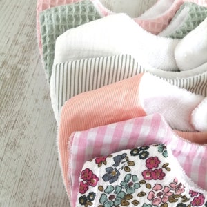 Semainier bavoirs bandana bébé en coton double gaze, nid d'abeille, coton, rose blanc et vert d'eau 0/24 mois, cadeau naissance image 4