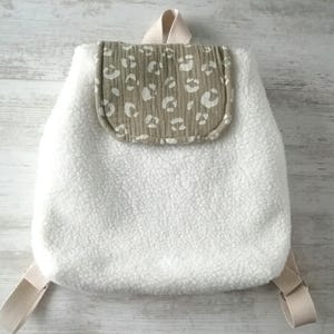 Sac à dos grande contenance, en fausse fourrure sherpa et double gaze graou, doublure  coton, poches intérieures