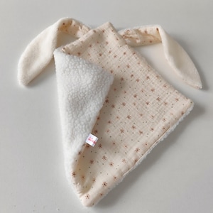 Aanpasbare platte deken, konijnenoren, dubbele gaas beige bloemen en sherpa - Cadeau voor pasgeborenen