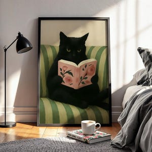 Schwarze Katze, die digitale Wandkunst liest, lustiges wunderliches Katzendekor für Bücherliebhaber, gemütliches Lesewinkeldekor, niedliches Katzenplakat für die Bibliothek