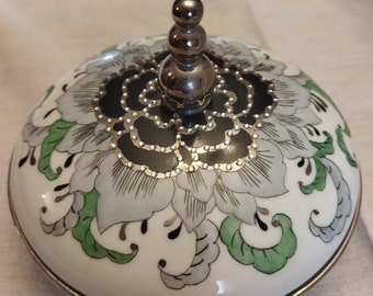 boite ronde en porcelaine décorée au pinceau et à la plume peinte à la main