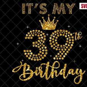Puede incluir: Gráfico de purpurina dorada con el texto "It's My 39th Birthday" con una corona sobre el número 39.