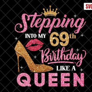 Puede incluir: Gráfico de purpurina rosa y dorada con una corona, un zapato de tacón alto y el texto "Stepping into my 69th Birthday like a Queen".