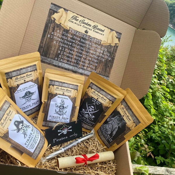 Coffret cadeau café « The Treasure Chest » / The Sunken Barrel Pirate Coffee Gift Set - Café moulu, sachets de thé, café instantané, rock candy, plaque