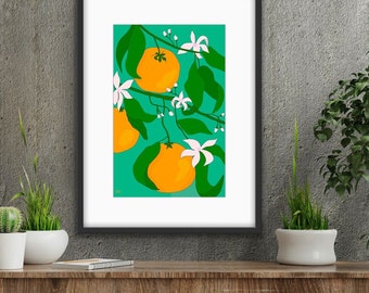 Op de afbeelding: Een ingelijst afdruk van een gestileerde illustratie van een citrusboom met drie sinaasappelen en witte bloemen op een turquoise achtergrond.