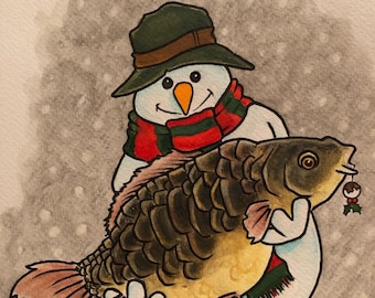 Op de afbeelding: Waterverfillustratie van een sneeuwpop met een groene hoed en een rood-groene sjaal, die een grote vis vasthoudt. De vis is bruin en geel met een takje hulst in zijn mond. De achtergrond is een besneeuwde scène.