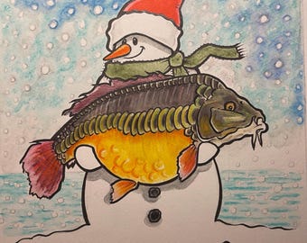 Op de afbeelding: Waterverfillustratie van een sneeuwpop met een kerstmuts en sjaal, die een grote vis vasthoudt. De vis heeft een gele en oranje buik, met een rode staart. De achtergrond toont een besneeuwde scène.