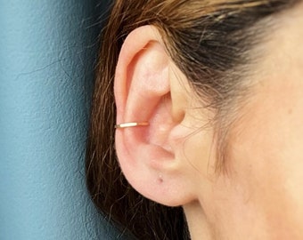 Pendiente de oreja chapado en oro martillado: diseño ajustable en forma de concha.
