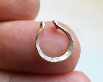 Gehamerde nep septum ring, Goud gevulde septum ring, Zilveren septum ring, Kleine gouden nep septum ring, Faux septum ring, Fake neusring.