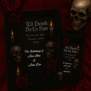 Op de afbeelding: Een gotische trouwuitnodiging en een smartphone met hetzelfde ontwerp. De uitnodiging en het telefoonscherm tonen de tekst "'Til Death Do Us Part", schedels, rozen, kaarsen en de trouwdatum.