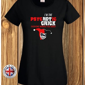 Harley Quinn a inspiré « I'm The PsycHOTtic Chick ». Version dessin animé et bande dessinée, t-shirt noir, unisexe, coupe ajustée femme et enfant.