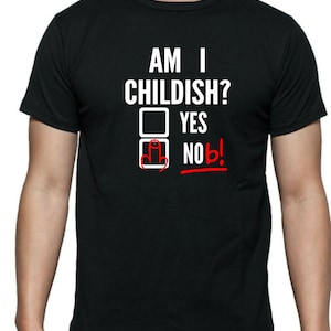 Könnte beinhalten: Ein schwarzes T-Shirt mit kurzen Ärmeln und weißem Text AM I CHILDISH? sowie zwei quadratischen Kästchen. Das obere Kästchen ist neben dem Wort YES leer, das untere enthält eine rote Strichzeichnung eines Phallus neben dem Wort NO.