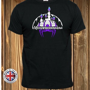 Może przedstawiać: Czarny T-shirt z fioletową i białą grafiką przedstawiającą pająka z zamkiem w tle. Pod pająkiem nadrukowany jest tekst "Menzoberranzan".