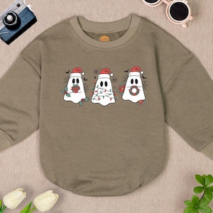 Puede incluir: Una sudadera verde de manga larga con un dise&ntilde;o de fantasmas navide&ntilde;os. Los fantasmas llevan gorros de Pap&aacute; Noel y sostienen objetos navide&ntilde;os.