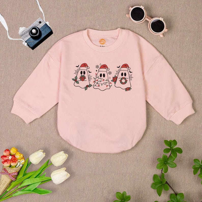 Puede incluir: Sudadera rosa de manga larga con un dise&ntilde;o de fantasma navide&ntilde;o. Los fantasmas llevan gorros de Pap&aacute; Noel y tienen un dise&ntilde;o festivo.