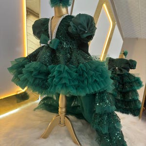Grünes Tüll-Kleinkind-Abschlussballkleid für Mädchen, geschwollenes Kleinkind-Festzugskleid mit Schleppe, Mädchenkleid für besondere Anlässe, Kinderabschlussballkleid, Baby-Festzugskleid
