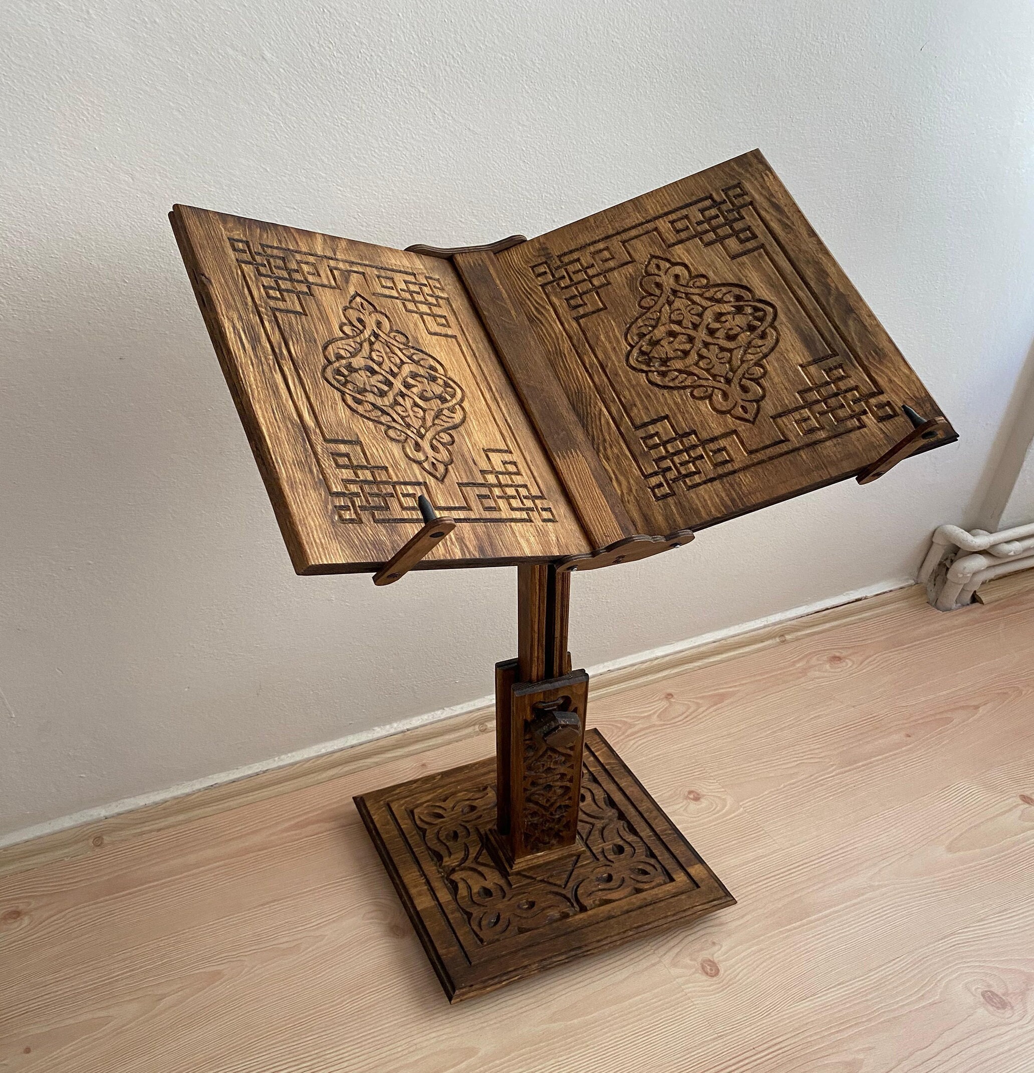 Soporte ajustable para libros de madera tallada | Corán, Biblia, atril de  Torá | Diccionario, Soporte para libro de cocina