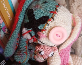 Wzór szydełkowy na dwukolorowego króliczka „Twoface” – szalony i uroczy jednocześnie, wzór amigurumi, projekt DIY na szydełku dla kreatywnych, przerażający i uroczy