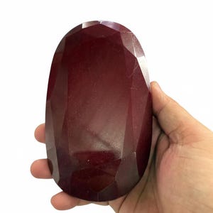 Duży owalny rubinowy kamień szlachetny: szlif fasetowany, podgrzewany (7500-10000 Ct)