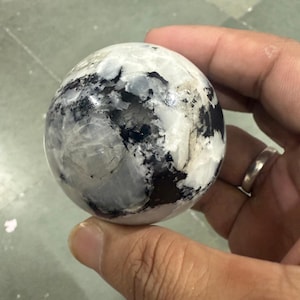 Natural White Rainbow Ball Gemstone Moonstone For Healing 1370 Ct For Making Fancy Items