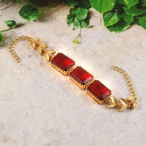 Pulsera chapada en oro con piedra preciosa roja, corte rectangular, conectores de latón ajustables en forma de hoja.