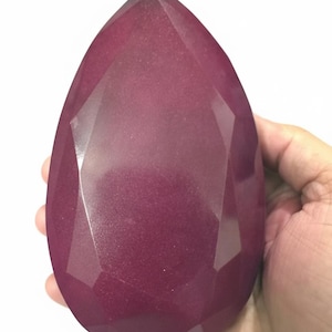 Enorme verwarmde rode robijn edelsteen: 10000-12000 kt peervorm geslepen verzamelsteen