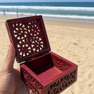 Joyero de madera con acabado rubí tallado, caja de regalo real para guardar baratijas antiguas