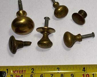 6x small VINTAGE BRASS KNOBS.