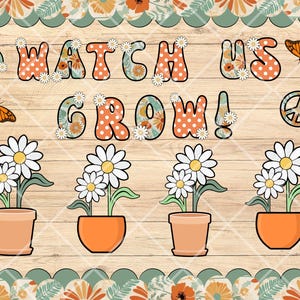 以下が含まれることがあります： カラフルな模様の文字で「Watch Us Grow!」と書かれた木製の看板。看板の下には、白いデイジーの花が咲いた鉢植えが4つ並んでいます。平和の象徴と蝶もデザインに含まれています。
