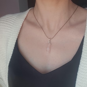 Rosenkvartshalsband, tunn minimalistisk trådkedja med hänge, lagerhalsband, litet kristallhänge, kärleksädelsten