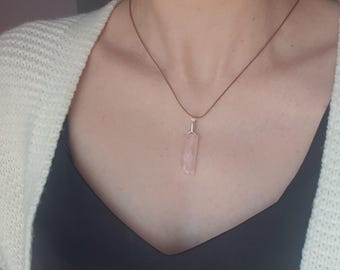 Rosenquarz Kette, Dünne Minimalistische Faden Kette mit Anhänger, Layering Halskette, Kleiner Kristall Anhänger, Liebe Edelstein