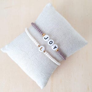 Pulseira inicial personalizada, joias minimalistas com palavras e letras, pulseira delicada de contas com nome, presente para a mãe, presente de amizade personalizado