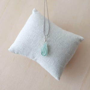 Aquamarin Halskette, Dünne Minimalistische Faden Kette mit Anhänger, Layering Halskette, Kleiner Kristall Anhänger, März Geburtsstein