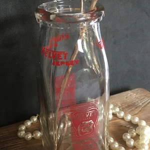 Vintage Half Pint Milk Bottle Jar Velvet Jersey Kingsville Tex Clear Glass Duraglas Bottle with Red Graphics Flower Vase Advertising