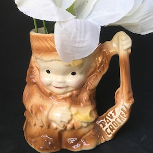 Vintage Sweet-faced Chubby Young Davy Crockett hält Riffle Kaffeetasse Getränk Becher Bierkrug Charakter Americana 1950er Jahre Midcentury