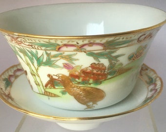 Soucoupe à pied en porcelaine avec bordure dorée en bambou et socle en forme de coq avec support de bol pour trempettes sauces marquées de symboles chinois rouges