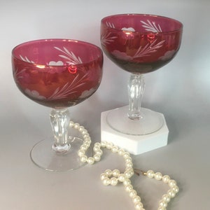Copa de cristal de color rojo rubí intenso con diseño de arándanos, flores cortadas a mano, tallo transparente, elegante copa para champán, vino y postre.