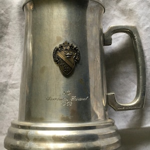 ヴィンテージ アルファ・ファイ クリスマス フォーマル 1963 メタル タンカード ジョッキ 女性友愛会 記念品 1960年代 シールド クレスト スター ジーニーランプ