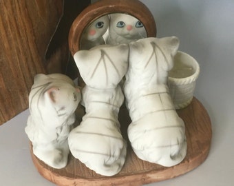 Vintage Matte Keramik Teelicht Kerzenhalter Kitsch Figur Drei graue Streifen Blaue Augen neugierige Kätzchen Katzen schauen im Spiegel