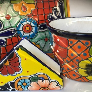 Vassoio da portata in ceramica Talavera colorata e vibrante, portavaso e porta tovaglioli con motivo floreale realizzato in Messico